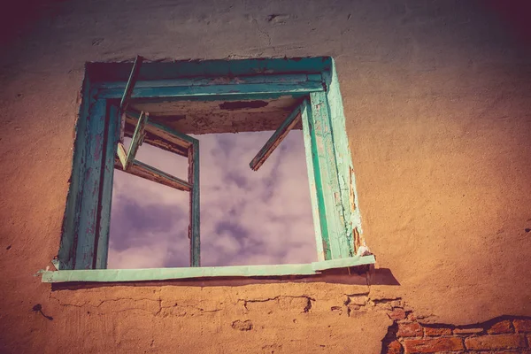 Złamane Brick House Windows filtrowane — Zdjęcie stockowe