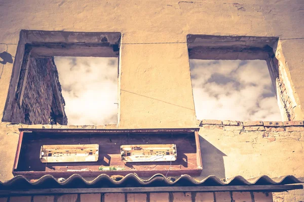 Casa de ladrillo roto ventanas filtradas —  Fotos de Stock