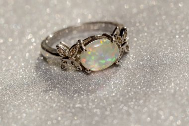 Beyaz Opal yüzük