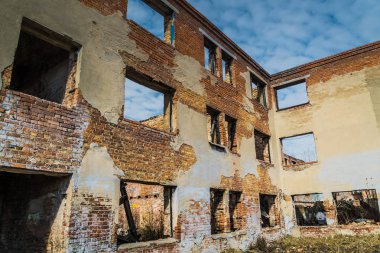 Kırık tuğla ev