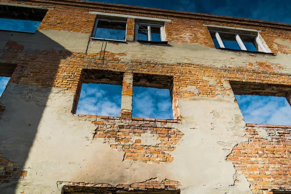 Gebrochenes Backsteinhaus — Stockfoto