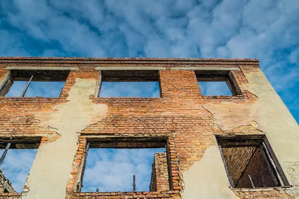 Casa di mattoni rotta — Foto Stock