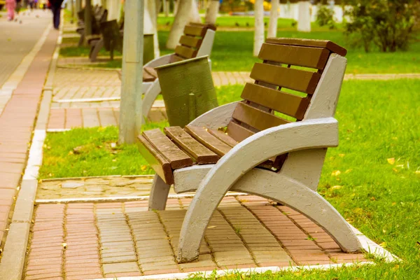 Stadspark en Bench — Stockfoto