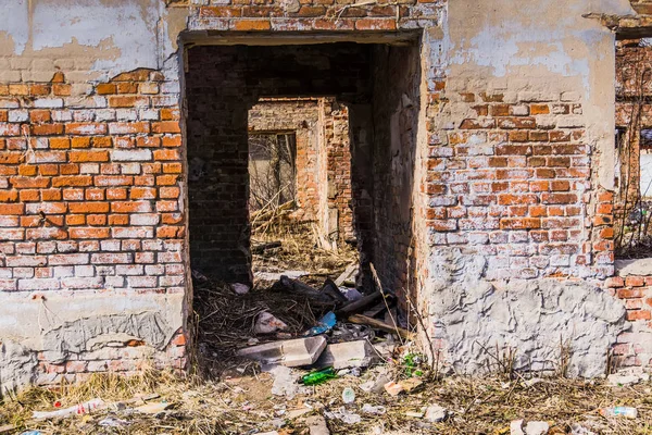 Kırık tuğla ev Windows