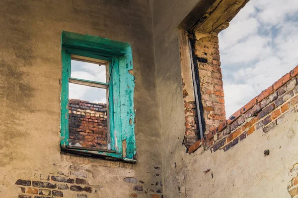 Złamane Brick House Windows — Zdjęcie stockowe