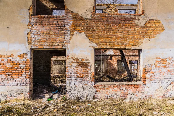 Ventanas de casa de ladrillo roto — Foto de Stock