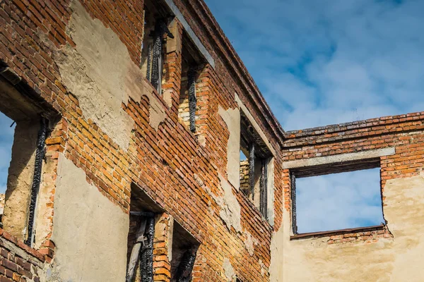 깨진된 벽돌 집 — 스톡 사진