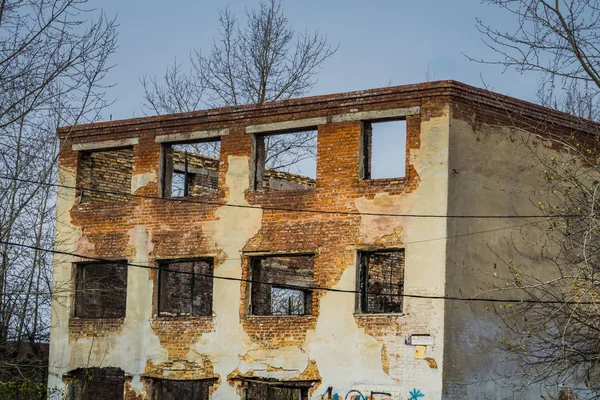 Rozbité cihly dům — Stock fotografie