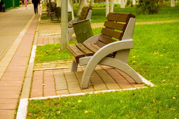Městský Park a lavice — Stock fotografie