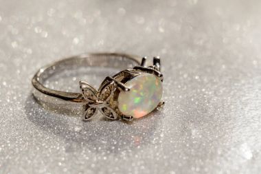 Beyaz Opal yüzük