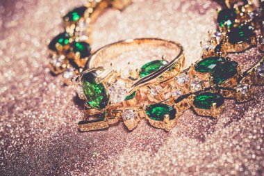 Emerald filtre ile altın bileklik