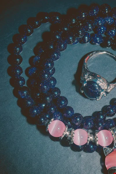 Ciemny niebieski bransoletka różowy Opal — Zdjęcie stockowe