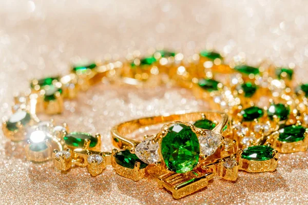 Pulseira dourada com esmeralda — Fotografia de Stock