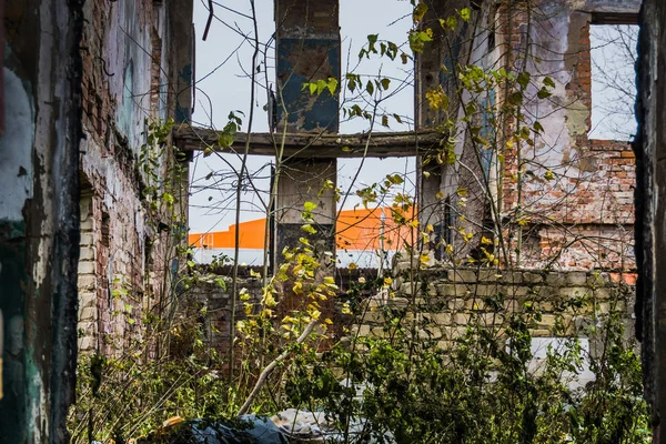 Casa de ladrillo roto — Foto de Stock