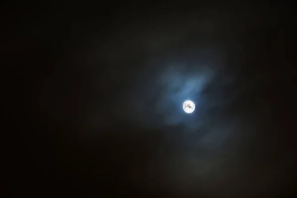 Noite escura e lua — Fotografia de Stock