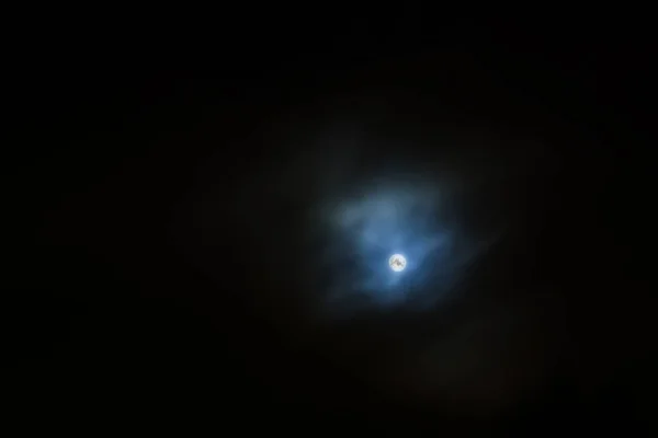 Noite escura e lua — Fotografia de Stock