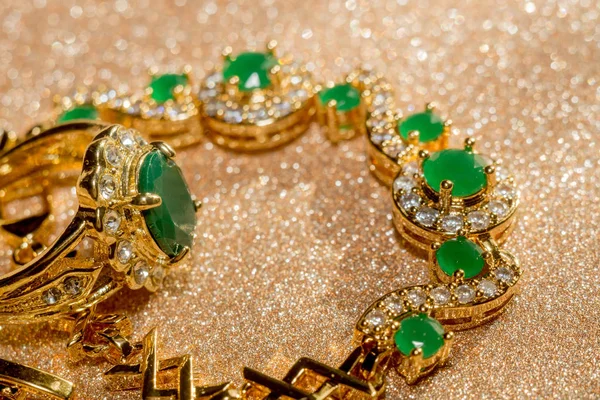 Golden Bracelet with Emerald — Stock Photo, Image