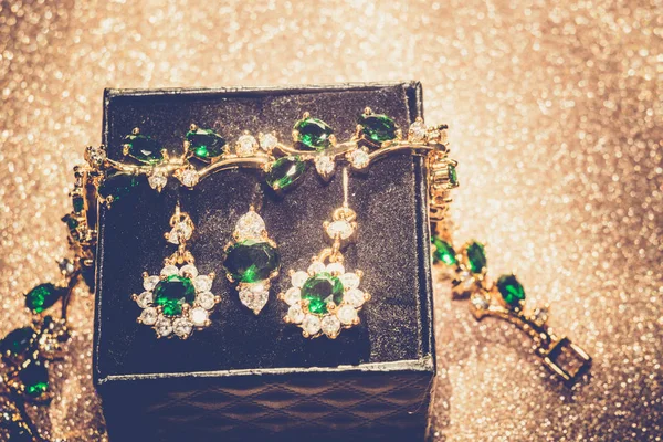 Goldener Ring mit Smaragd-Retro — Stockfoto