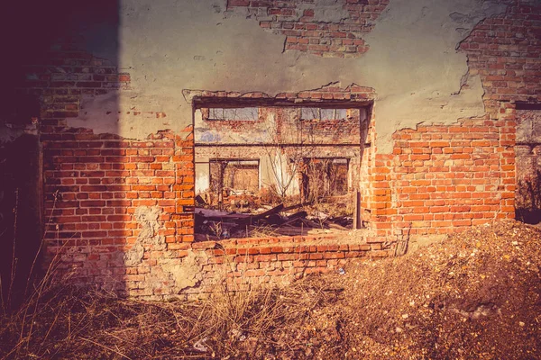 Gebroken bakstenen huis Windows gefilterd — Stockfoto
