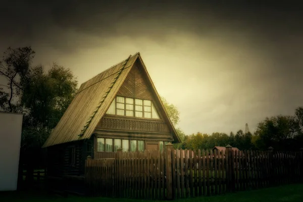 Casa veche din lemn — Fotografie, imagine de stoc