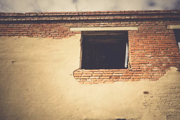 Maison de brique cassée Windows filtré — Photo