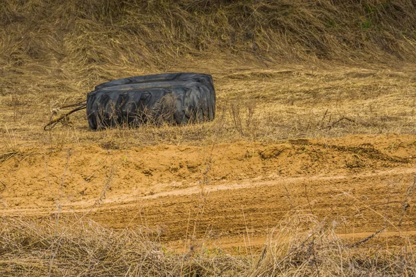 Große Reifen auf Sand — Stockfoto