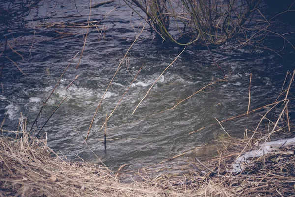 Agua corriente en el río — Foto de Stock