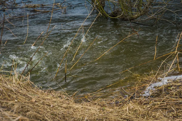 Agua corriente en el río — Foto de Stock