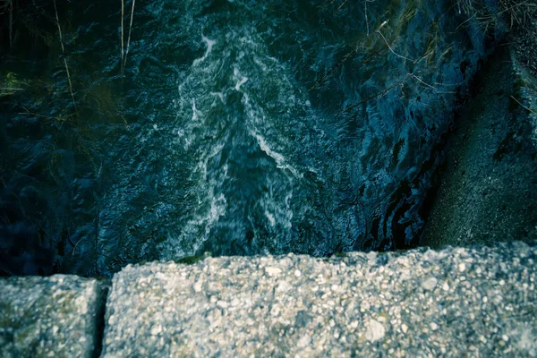 Fließendes Wasser im Fluss — Stockfoto
