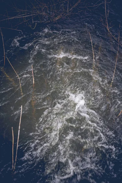 Струменем води в річці — стокове фото
