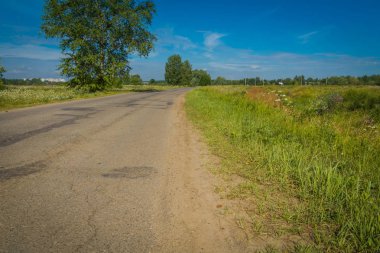 Güneşli kırık kırsal yol