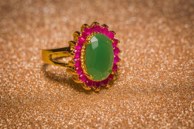 Zümrüt ile altın yüzük