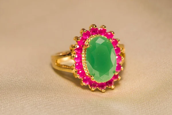 Zümrüt ile altın yüzük