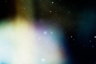 Odasında bulanık toz