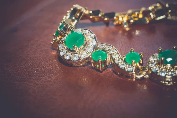 Goldenes Armband mit Smaragd gefiltert — Stockfoto