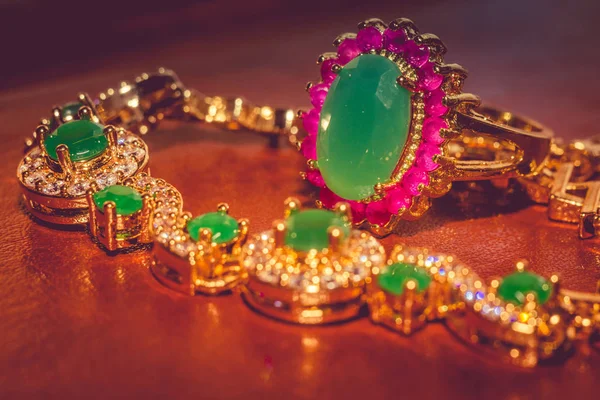 Emerald filtre ile altın bileklik — Stok fotoğraf