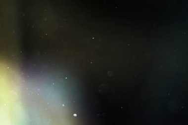 Odasında bulanık toz