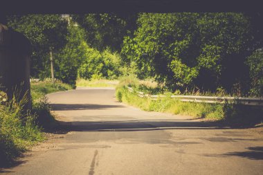 Güneşli kırık kırsal yol filtre