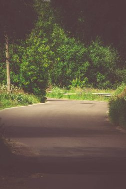 Güneşli kırık kırsal yol filtre
