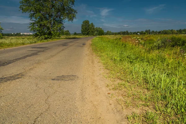 Güneşli kırık kırsal yol