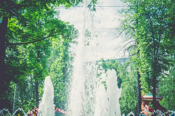 Water Splashing in the Fountain Retro — Stock Photo, Image