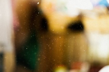 Odasında bulanık toz