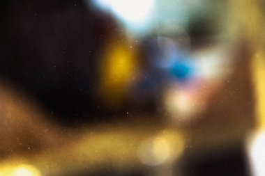 Odasında bulanık toz