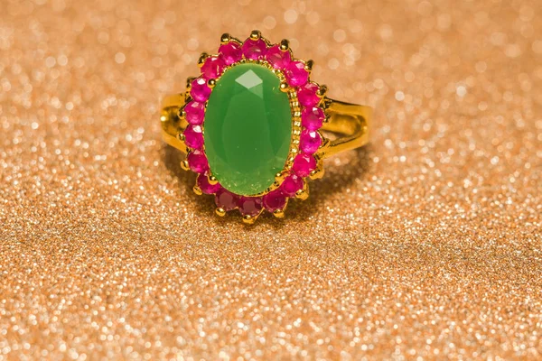 Zümrüt ile altın yüzük