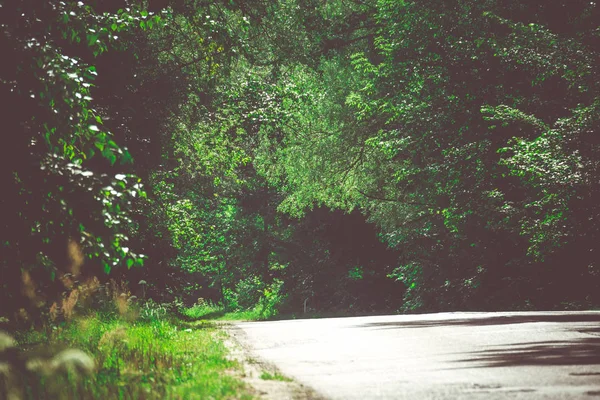 Güneşli kırık kırsal yol filtre