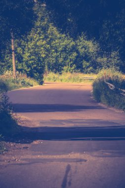 Güneşli kırık kırsal yol filtre