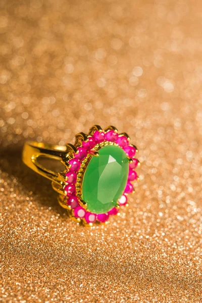 Zümrüt ile altın yüzük