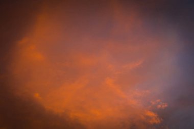 Kırmızı günbatımı bulutları