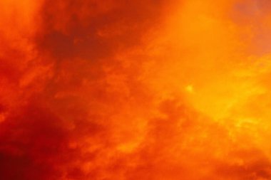 Kırmızı günbatımı bulutları