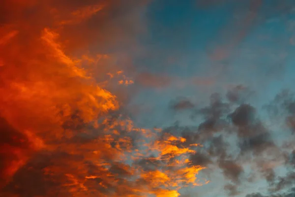 Nuvens vermelhas do pôr do sol — Fotografia de Stock